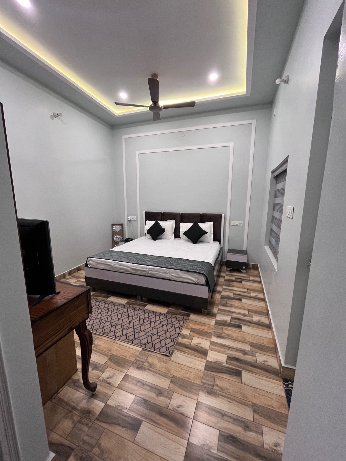 Super Deluxe Room 4 - Image 2