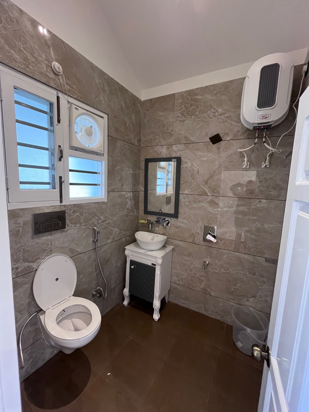 Super Deluxe Room 3 - Image 2