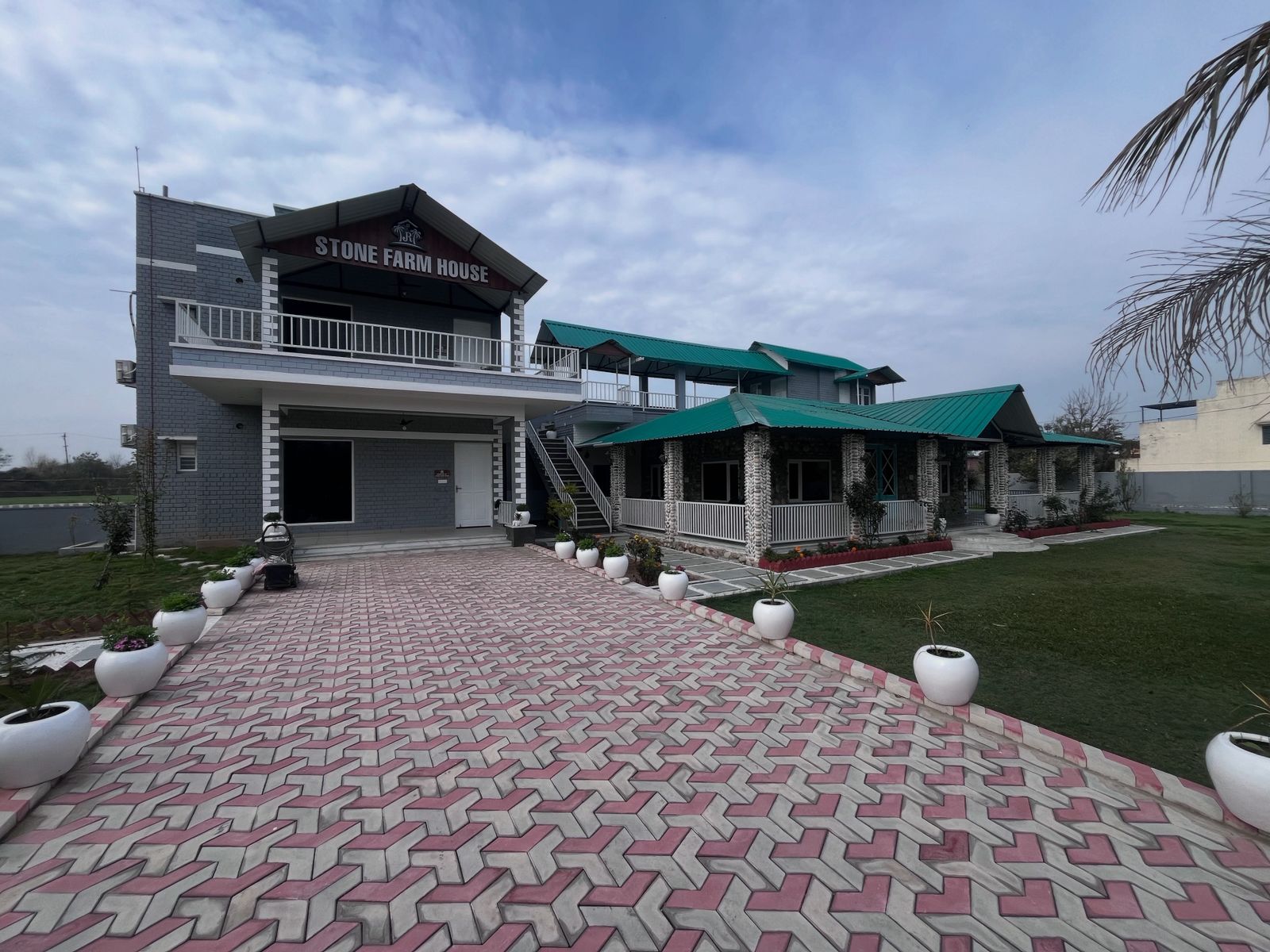 Super Deluxe Room 4 - Image 3